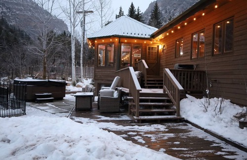 Glenwood Springs Cabin | Expect WOW! Jacuzzi, Game Room, Fire Pit, Waterbed, Massage Chair, Remodel 2024