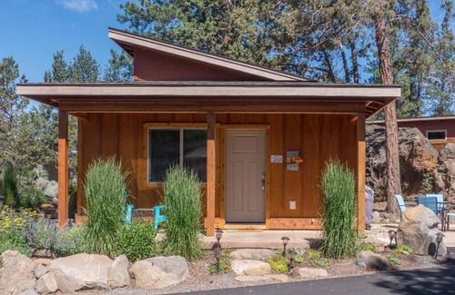 Southern Crossing Cottage | Experience Bend's magic from this quiet home near river/trail & Old Mill.