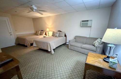 Bethlehem Bed & Breakfast | Experience Bethlehem's Maplewood Inn, a spacious historic retreat perfect for large groups