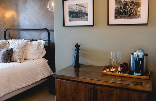 Jacksonville Hotel | Experience charming Jacksonville! This 1 BR Queen Guest Room at the Historic Inn is perfect for a wine country retreat. Walkable location, antique charm, and a comfortable Queen bed.