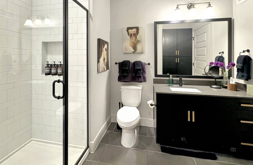Deep Ellum Apartment | Experience Deep Ellum - Elevated FREE Parking Walk to The Factory