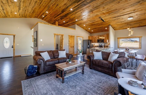 Wapiti House | Experience Fall Magic in Wapiti Views Pets