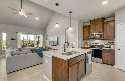 Canyon Lake Cottage | Experience hill country life & relax! Family & Pet Friendly near Canyon Lake.