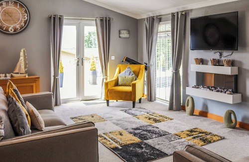 Rhyd-y-clafdy Cottage | Experience luxury at this 5-star lodge, nestled in an exclusive park.