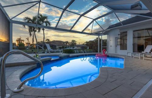 Pelican House | Experience Luxury- Gulf Access, Stunning Canal Views, Heated Pool- Villa Avalon - Roelens