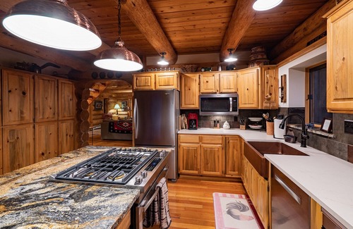 Bozeman House | Experience Montana. Spectacular views, spacious log lodge. Perfect for families