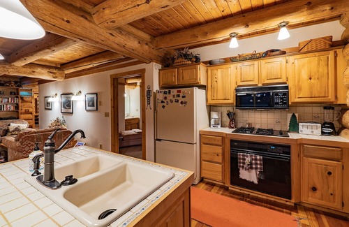 Bozeman House | Experience Montana. Spectacular views, spacious log lodge. Perfect for families