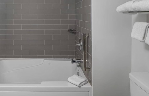 Yachting Village Resort | Experience Newport Beauty at Wyndham Newport Onshore - 1 Bedroom