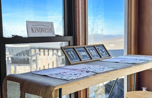 Banner Elk Ski Chalet | Experience Peak Bliss: Ski-In/Ski-Out Haven, 200FT to Lift, Mtn Views Aplenty!