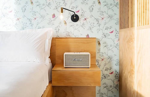 East Cesar Chavez Hotel | Experience Soothing Moments & Luxury! Dog-friendly, City View, Near Kealing Park