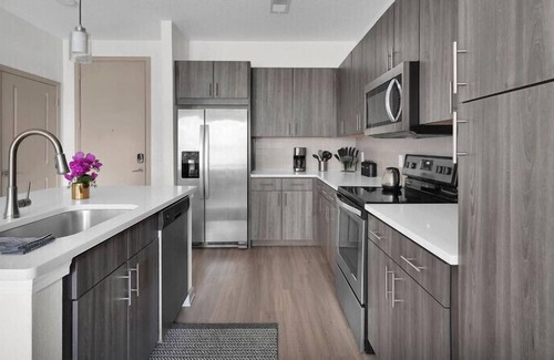 Deerwood Apartment | Experience tranquility and convenience at our delightful suburban retreat in Jacksonville