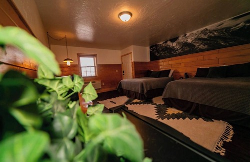 Dubois Cabin | Experience Tranquility in a Premium Double Queen Room Overlooking the River and Stunning Mountain Vistas