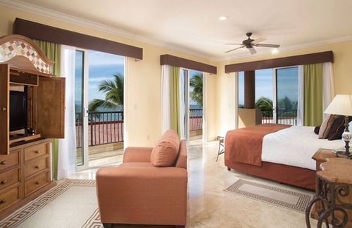 Flamingos Resort | Experience your Christmas vacation on the beach in the beautiful Nuervo Vallarta
