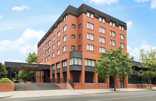 Brookline Hotel | Explore and Unwind in a Beacon Street! Close to Coolidge Corner Theatre
