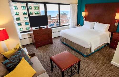 Streeterville Resort | Explore Chicago! Free Breakfast, Fully-equipped Kitchen, Pet-friendly Property!