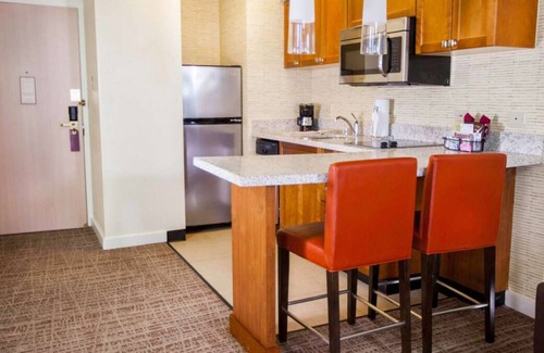 Streeterville Resort | Explore Chicago! Free Breakfast, Fully-equipped Kitchen, Pet-friendly Property!
