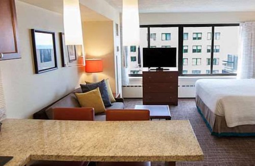 Streeterville Resort | Explore Chicago! Free Breakfast, Fully-equipped Kitchen, Pet-friendly Property!
