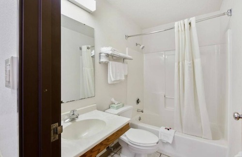 Portage Hotel | Explore Indiana Dunes From our Pet-Friendly Room with Free Parking