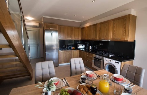 Apolpaina Apartment | Explore Lefkada-Breakfast incl.Luxury maisonette,large pool near town!