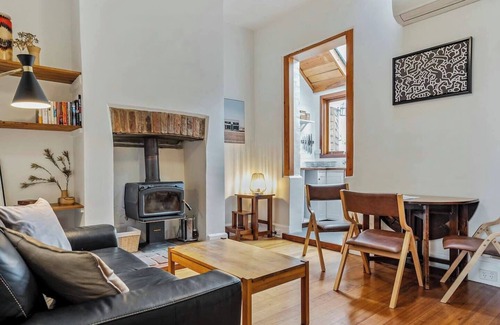Hobart Central Business District Cottage | Explore South Hobart Village from an 1855 Cottage