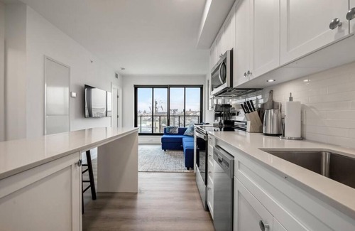 Crescent Heights Apartment | Exquisite 2BR Condo Near Downtown With Free Parking