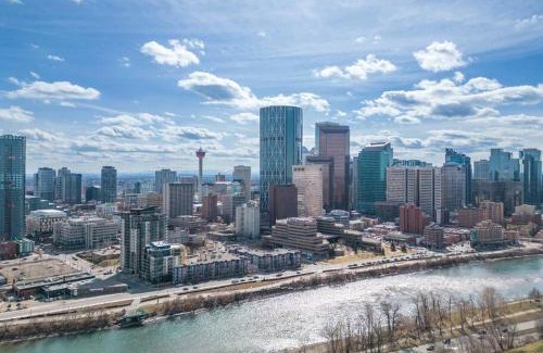 Crescent Heights Apartment | Exquisite 2BR Condo Near Downtown With Free Parking