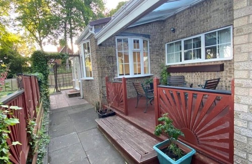 Darlington Cottage | Exquisite Manor House Cul de sac Sleeps 8 with Private Parking