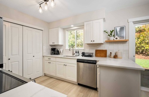 Bull Mountain House | Exquisite Single Level Retreat on Half-Acre, All New Decor and Furnishing, Pet Friendly, Open Layout