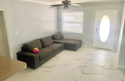 St. Petersburg - Clearwater House | Extra Large Master Bedroom in lovely St. Petersburg with AC, WiFi