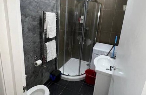 Redbridge Apartment | F#1, 690 Cranbrook · 1Bed Stunning Apt | Free Parking | Private Garden