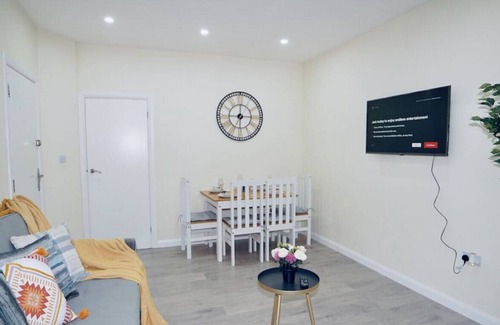 Redbridge Apartment | F3- 690 Cranbrook Rd · Stunning Apt | Free Parking | Private Garden