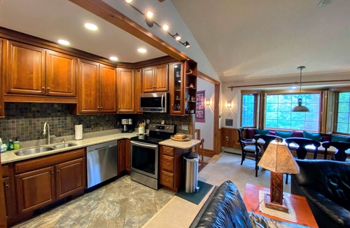 Bretton Woods Cottage | F9 Renovated Bretton Woods slopeside condo w/AC, 2 living rooms, foosball, air hockey, dog friendly
