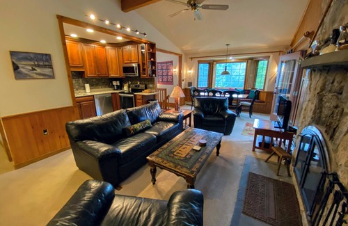 Bretton Woods Cottage | F9 Renovated Bretton Woods slopeside condo w/AC, 2 living rooms, foosball, air hockey, dog friendly