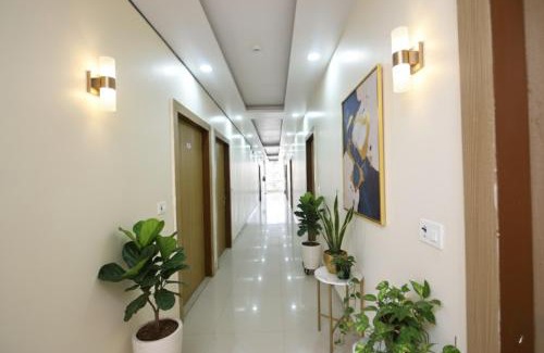 Sector 70 Hotel | FabExpress Palm Paradise
