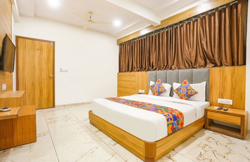 Gandhinagar Hotel | Fabhotel Raj Villa