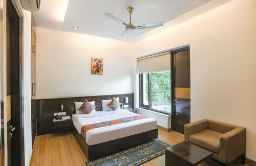 DLF Phase 3 Hotel | FabHotel Rivlet Residency