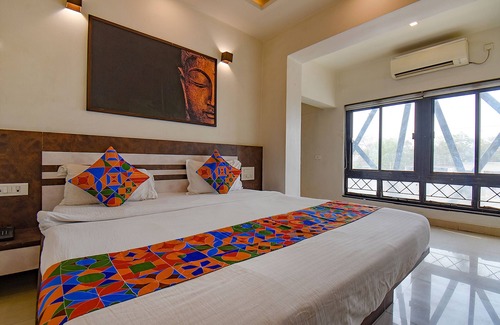 Pune Hotel | FabHotel Royce Studio