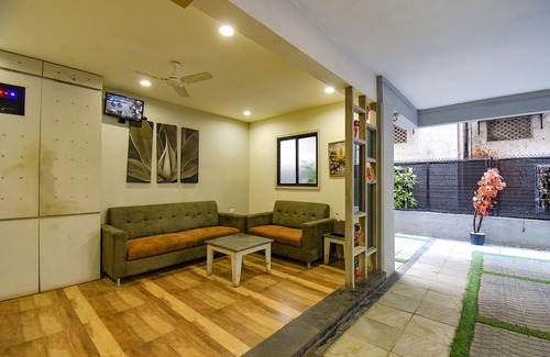 Pune Hotel | FabHotel Royce Studio