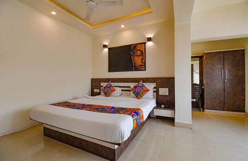 Pune Hotel | FabHotel Royce Studio