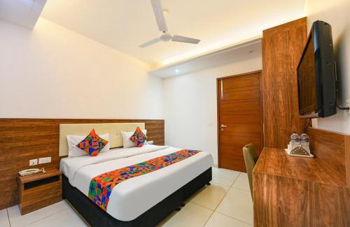 Khattalwada Hotel | FabHotel Silver Oak BnB - Nr Yashobhoomi Convention Centre