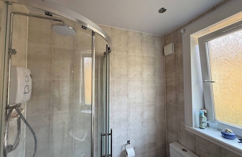Bearsden House | Fabulous 3 bedroom Bungalow in Glasgow with Garden and Parking.