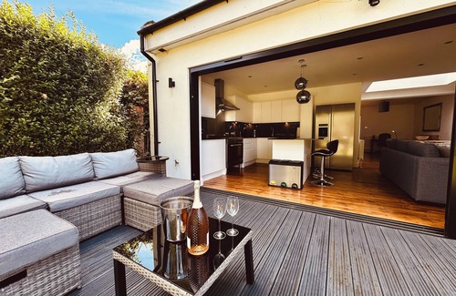 Hatfield House | Fabulous 4 bed Art Deco Home near St Albans · Large Garden · Parking · Wi-Fi.