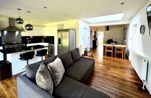 Hatfield House | Fabulous 4 bed Art Deco Home near St Albans · Large Garden · Parking · Wi-Fi.