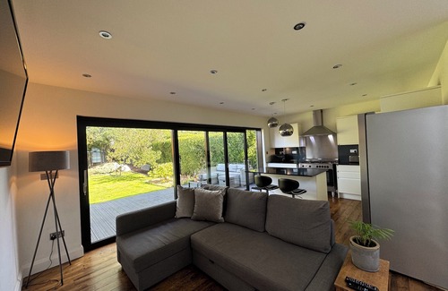 Hatfield House | Fabulous 4 bed Art Deco Home near St Albans · Large Garden · Parking · Wi-Fi.