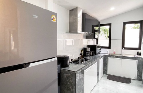 Si Sunthon Villa | Fabulous 4-bedroom villa with AC & Comfortable Beds near mall