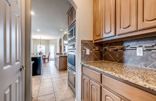 South Arlington House | Fabulous 6 Bedroom, 4 Bath Pool Outdoor Kitchen Media 3 Kings, 6 Queens, 1 Fu