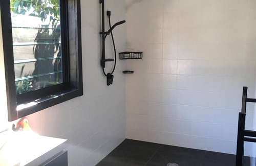 Omanu House | Fabulous bach with large secluded sunny backyard just minutes from beach