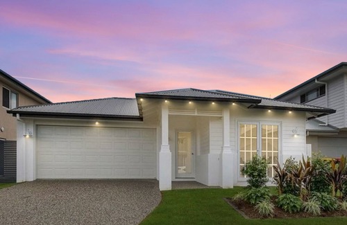 Newport Apartment | "Fabulous Bon Voyage" - Newport Q 4020