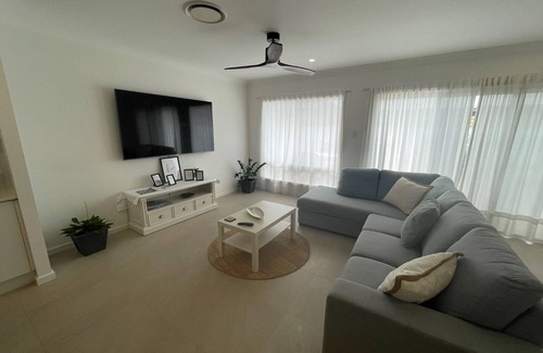 Newport Apartment | "Fabulous Bon Voyage" - Newport Q 4020