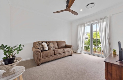 Newport Apartment | "Fabulous Bon Voyage" - Newport Q 4020